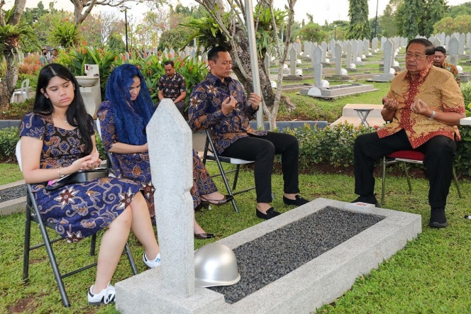 Momen Keluarga SBY ke Makam Ani Yudhoyono, Potret Aira di Samping Annisa Pohan Jadi Sorotan