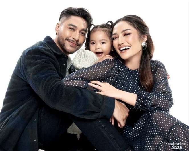 8 Potret Photoshoot Keluarga Siti Badriah dan Krisjian, Pose Baby Xarena Gemesin Banget!