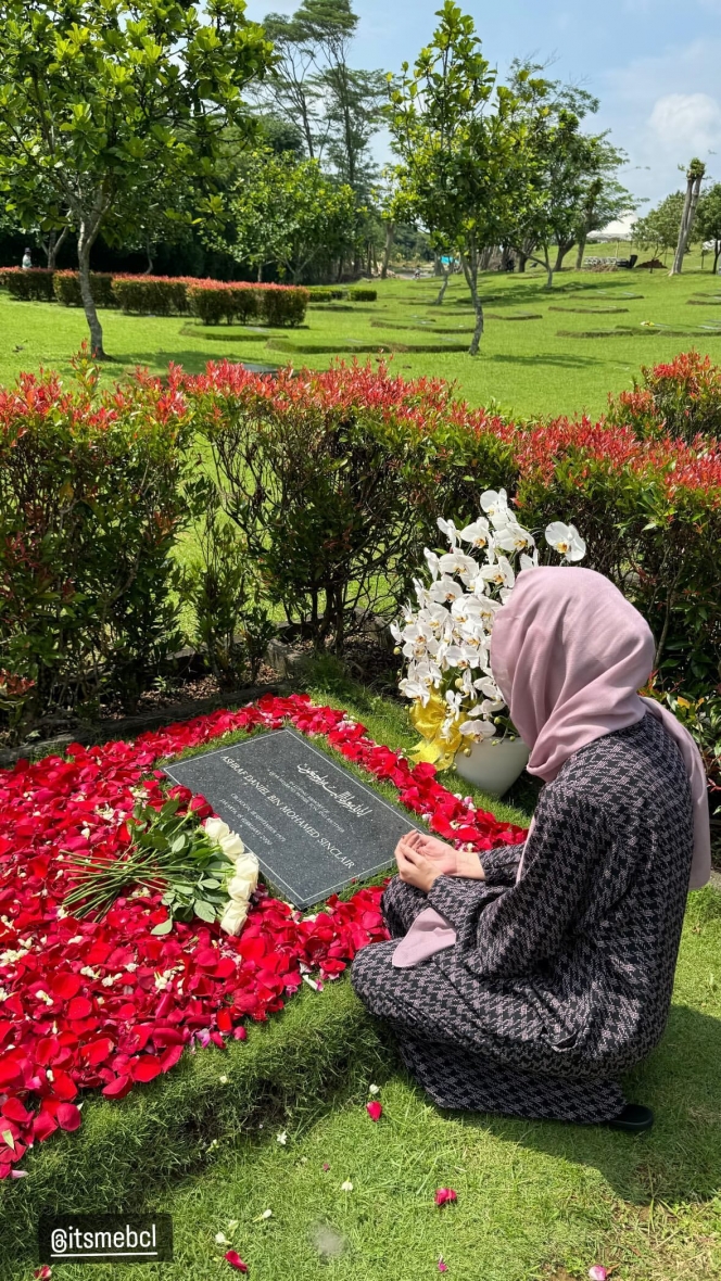 Peringati 4 Tahun Kepergian Ashraf, Ini 10 Momen Bunga Citra Lestari Ziarah ke Makam Bareng Tiko Aryawardhana