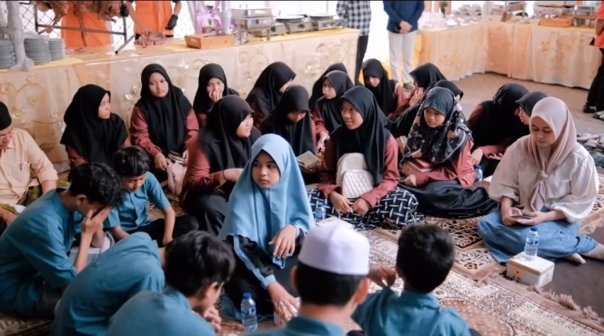 10 Momen Tasyakuran 4 Bulan Kehamilan Via Vallen, Digelar Mewah dan Penuh Haru Saat Membacakan Doa