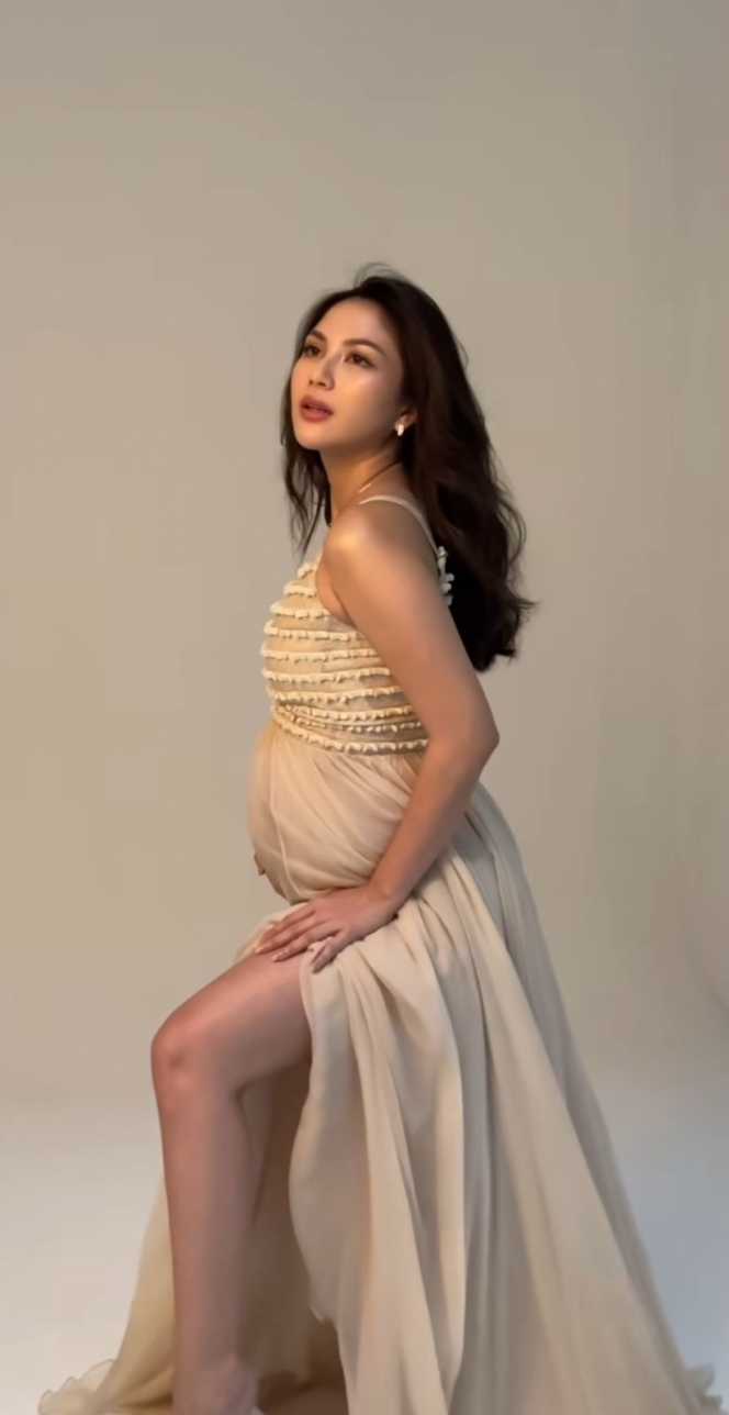 10 Potret Maternity Shoot Jessica Mila yang Tuai Pujian, Pamer Baby Bump Glowing Bareng Suami
