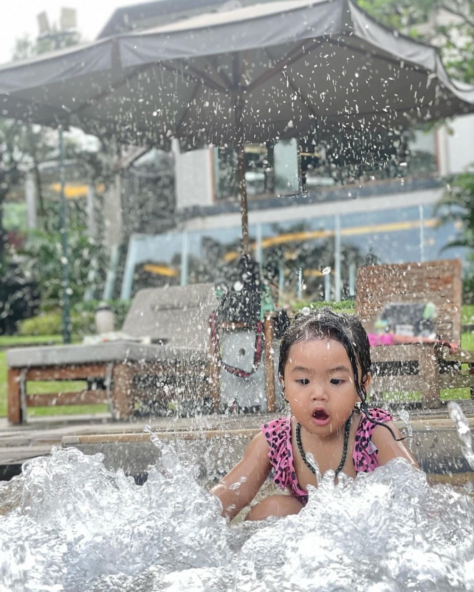 10 Potret Xarena Anak Siti Badriah Main Air Pakai Baju Renang, Gemoy Maksimal!