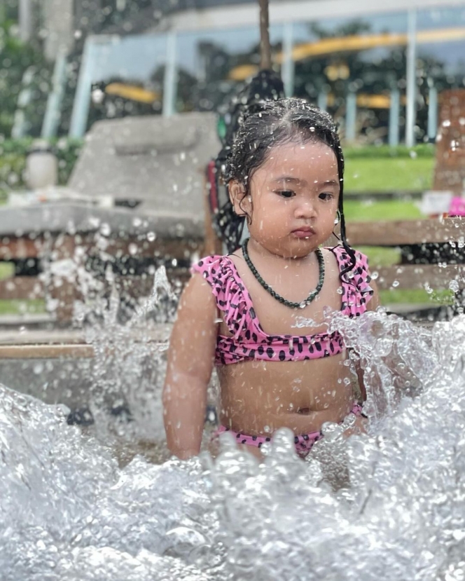 10 Potret Xarena Anak Siti Badriah Main Air Pakai Baju Renang, Gemoy Maksimal!