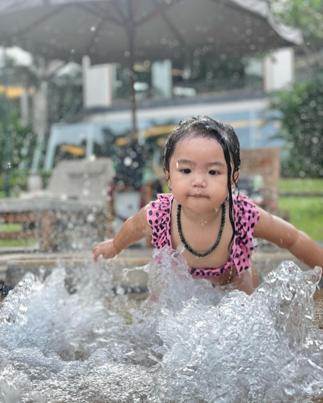 10 Potret Xarena Anak Siti Badriah Main Air Pakai Baju Renang, Gemoy Maksimal!