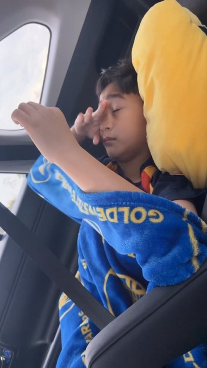 Kena Paparazi Mbak Lala, Ini Potret Rafathar yang Ngantuk Sampai Tidur di Mobil saat Berangkat Sekolah