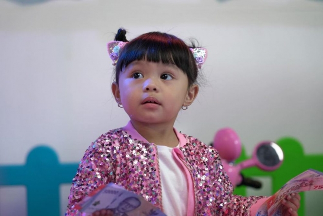 Gemas Maksimal Kayak Princess, Ini Potret Cantik Baby Ameena saat Pakai Baju Pink Blink-Blink