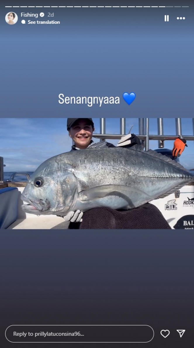 Dapat Ikan Giant Trevally, Ini Potret Seru Prilly Latuconsina saat Mancing
