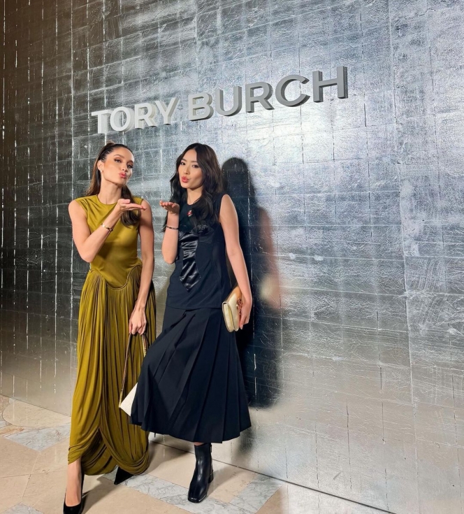 Gayanya Sama-Sama Berkelas, Ini Potret Cinta Laura dan Natasha Wilona di Acara New York Fashion Week