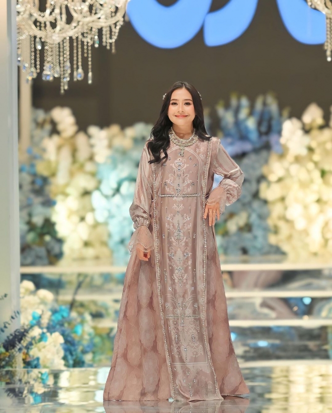 Show Fashion Muslimah, Ini Potret Prilly Latuconsina yang Dipuji Bak Gadis SMA