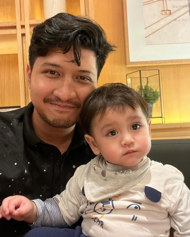 2 Bulan LDR, Ini Potret Pertemuan Aditya Zoni dengan Baby Zayn di Malaysia