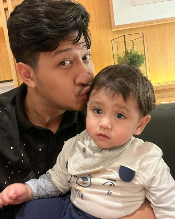 2 Bulan LDR, Ini Potret Pertemuan Aditya Zoni dengan Baby Zayn di Malaysia