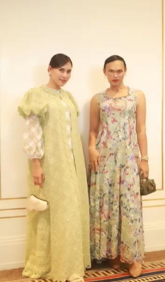 Nggak Malu, Ini Potret Syahnaz dan Wanda Hara ke Kondangan Pakai Baju Kembaran!