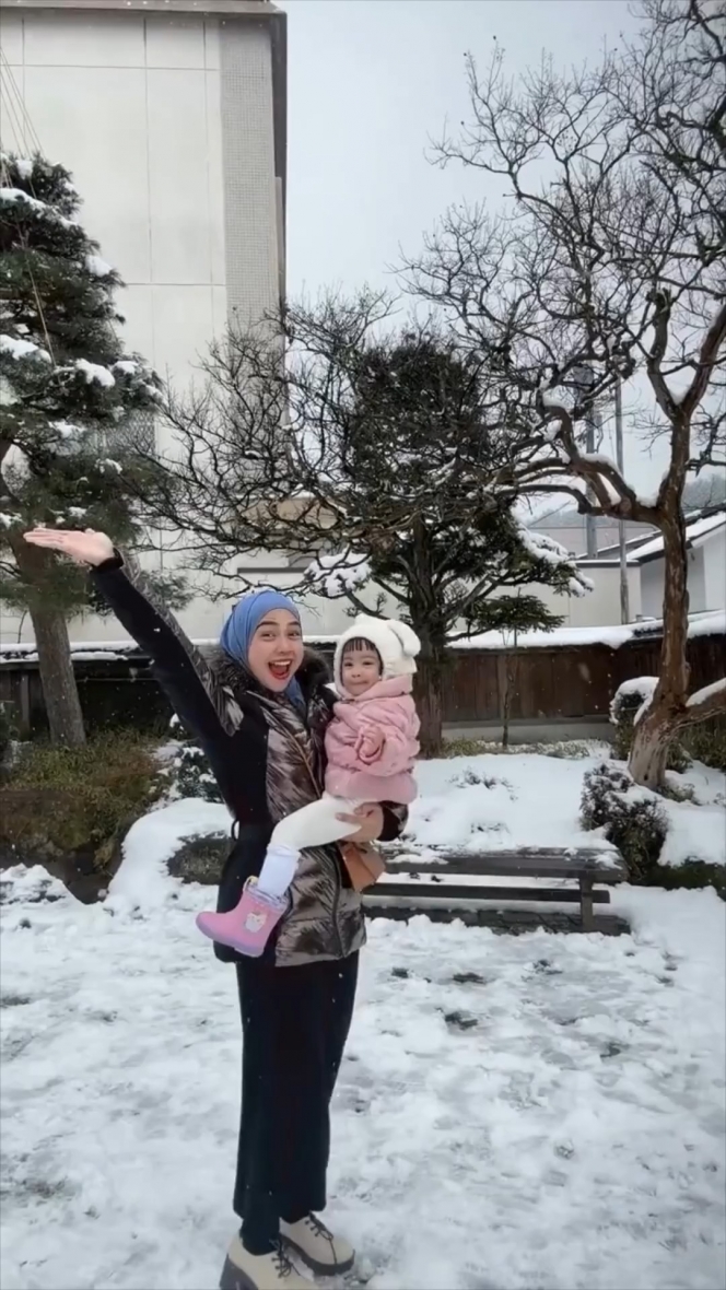 Sedang Proses Cerai, Ini 7 Potret Ria Ricis Main Salju Bareng Moana di Jepang
