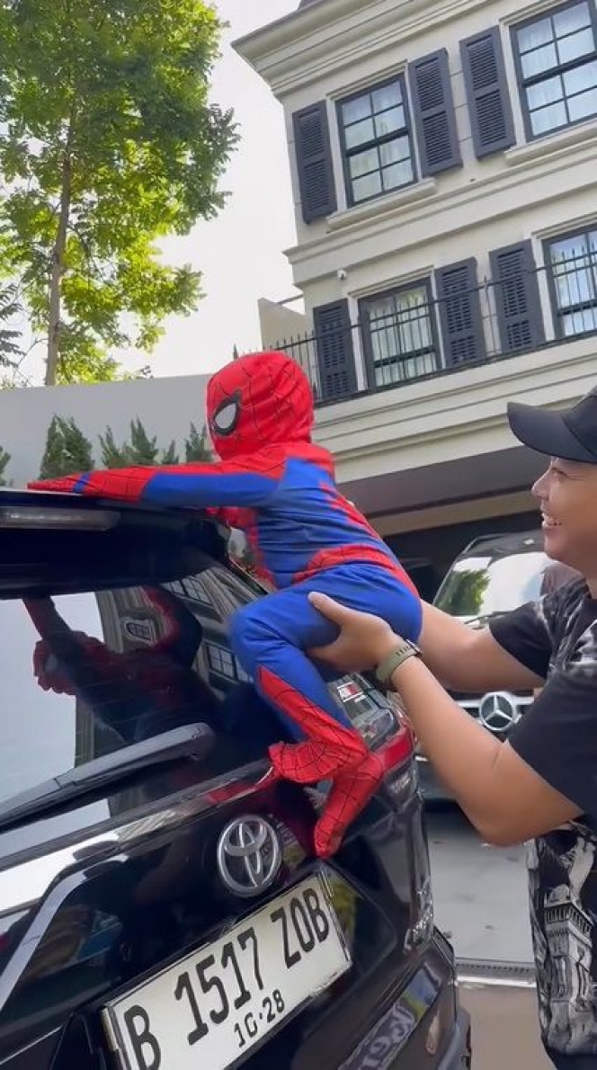 7 Potret Gemas Cipung saat Cosplay Jadi Spiderman, Sampai Manjat Mobil Segala Tuh!