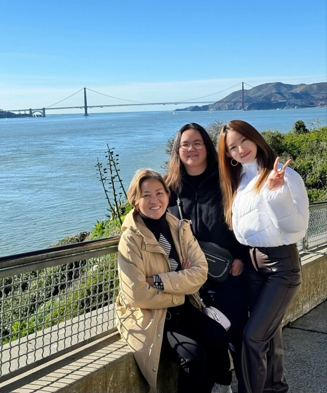 Gaya Natasha Wilona di San Francisco Bareng Keluarga, Kecantikannya Gak Perlu Diragukan Lagi
