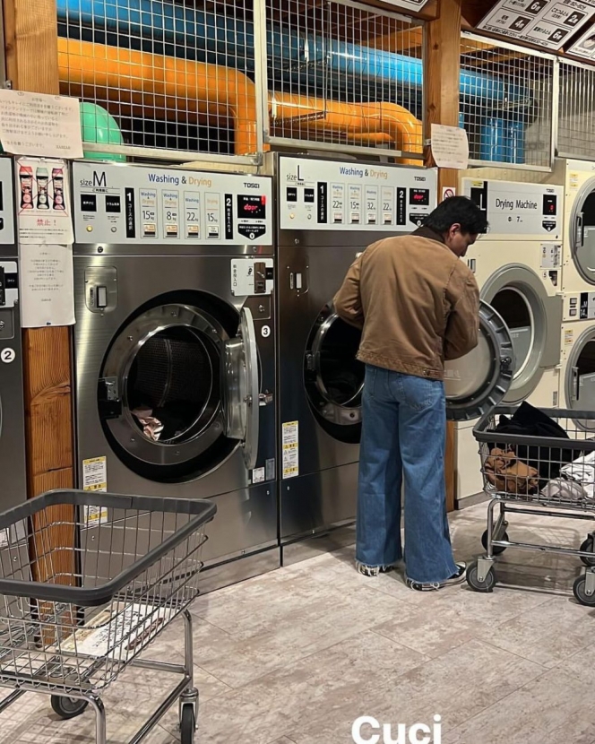 10 Momen Seru Jefri Nichol Liburan di Jepang, Laundry dan Setrika Sendiri lho!