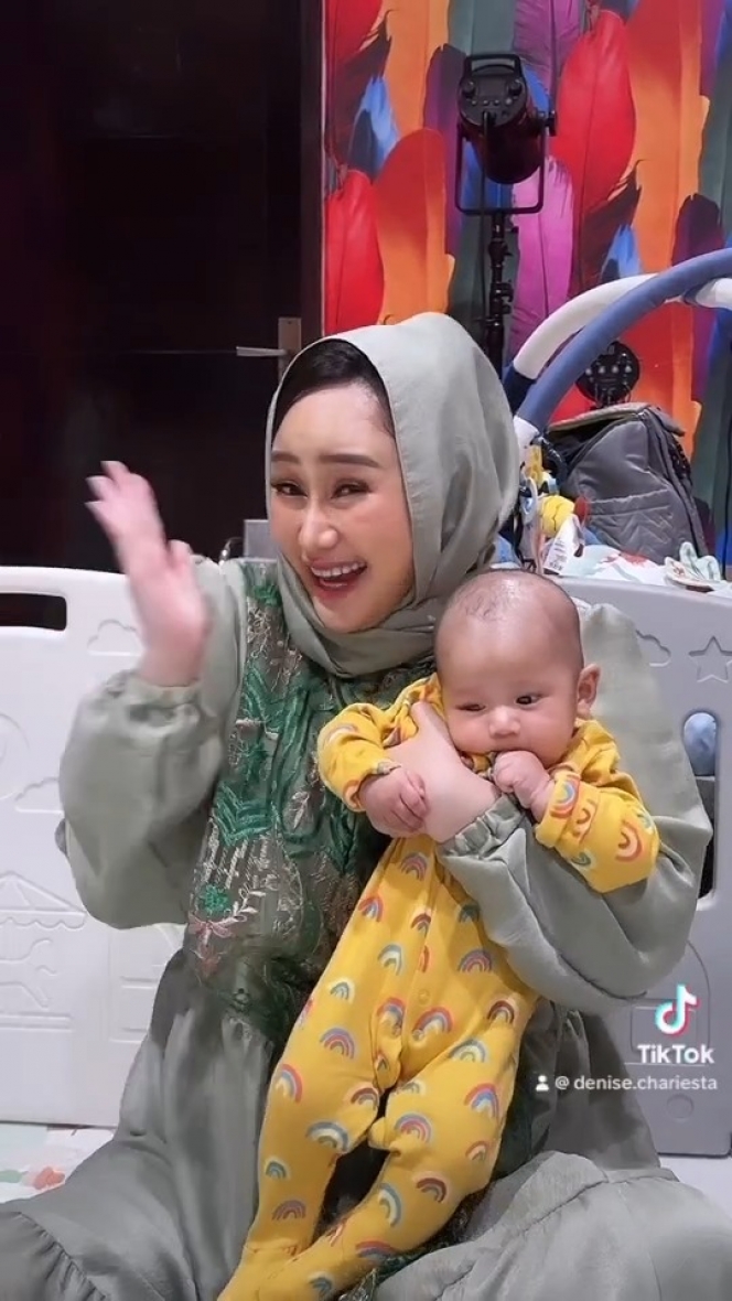 8 Potret Denise Chariesta Pakai Hijab sambil Gendong Baby Jaden, Aura Keibuannya Makin Terpancar!