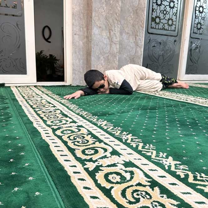Potret Adam Anak Teuku Wisnu dan Shireen Sungkar saat Ketiduran di Masjid Usai Ikut Sholat Subuh Berjamaah
