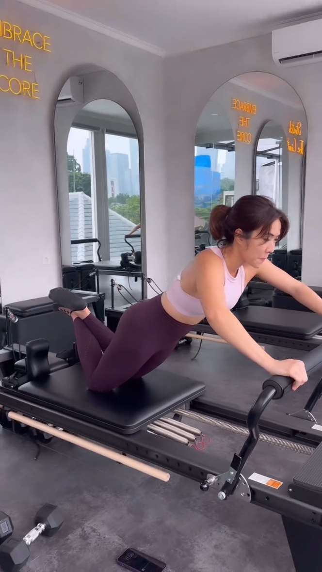 Punya Body Goals Idaman, Ini 8 Potret Gisella Anastasia saat Latihan Pilates