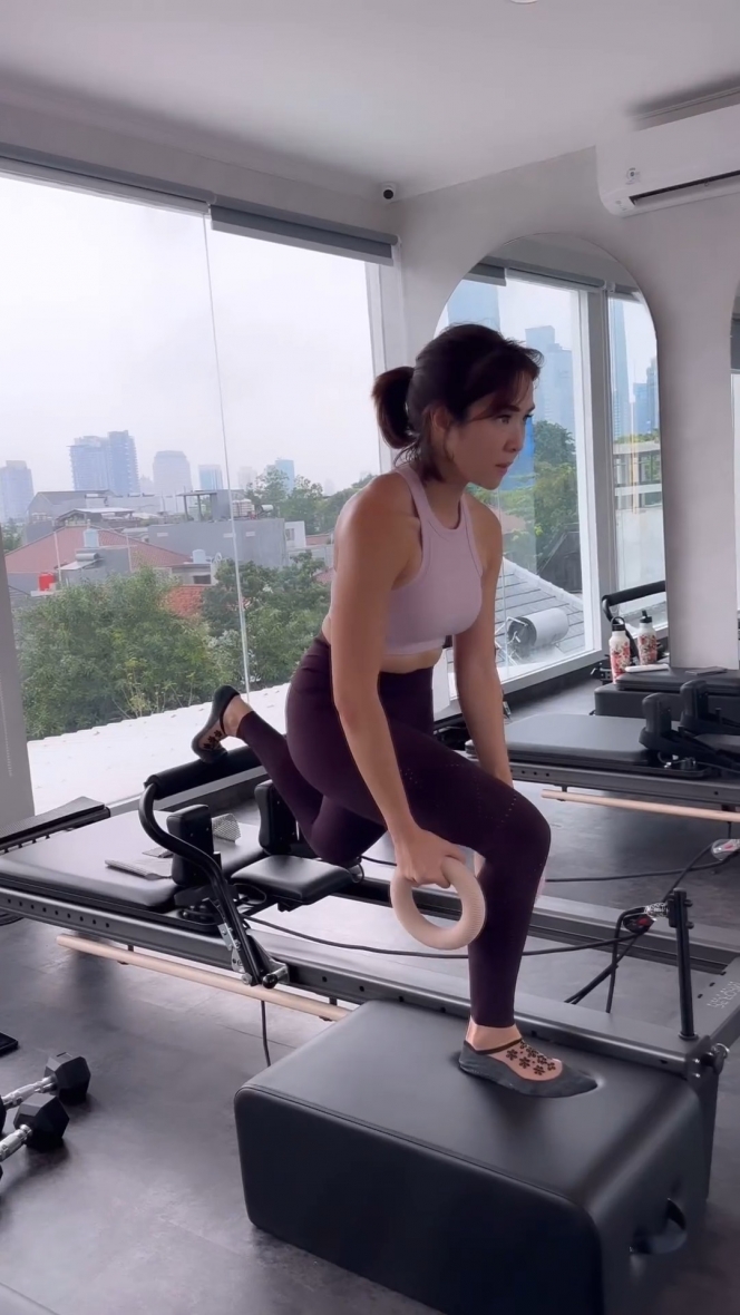 Punya Body Goals Idaman, Ini 8 Potret Gisella Anastasia saat Latihan Pilates