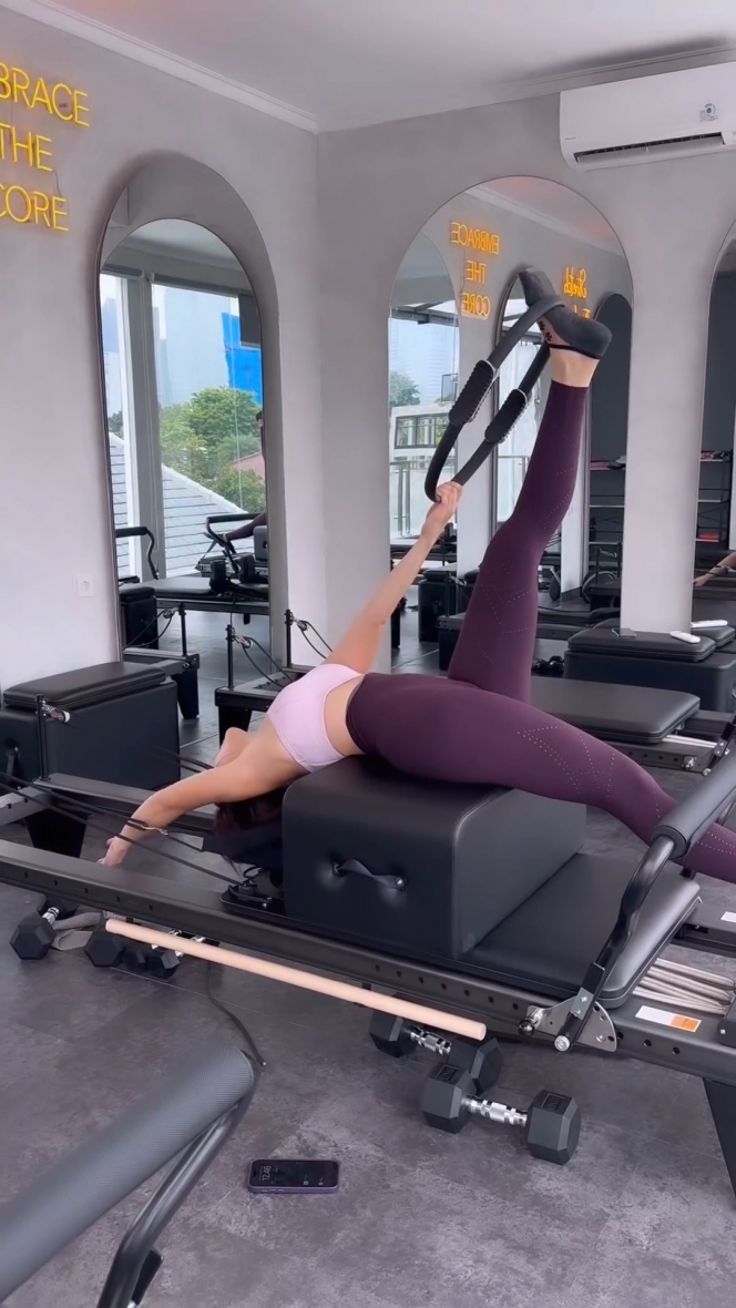 Punya Body Goals Idaman, Ini 8 Potret Gisella Anastasia saat Latihan Pilates