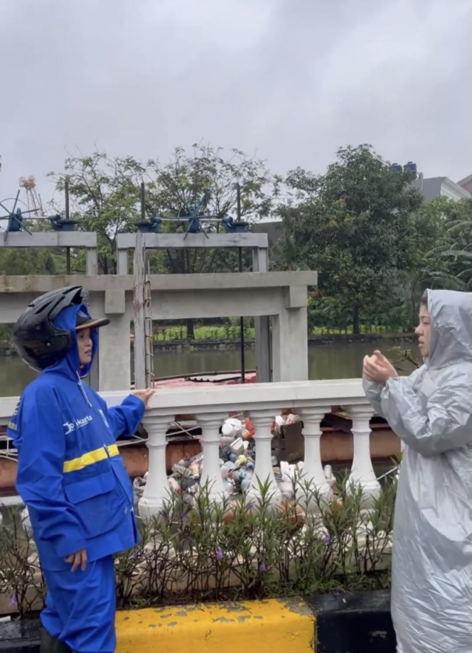 Beneran Kerja, Ini Deretan Potret Tina Toon Tinjau Lokasi Banjir di Jakarta