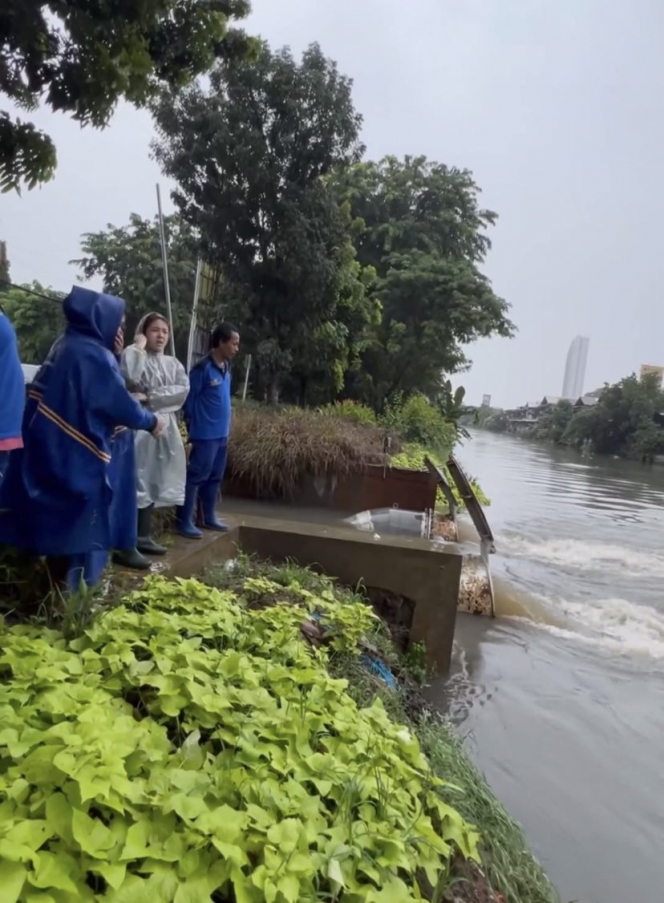 Beneran Kerja, Ini Deretan Potret Tina Toon Tinjau Lokasi Banjir di Jakarta