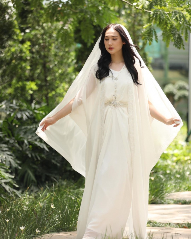 Deretan Potret Laura Moane Pakai Dress Kaftan Putih, Cantik bak Bidadari Jatuh dari Langit