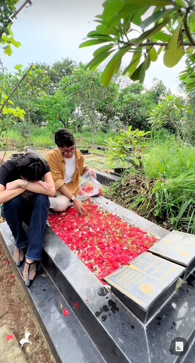 Momen Nikita Mirzani Nangis Sesenggukan di Makam Orang Tua, Nyeseknya Sampai ke Netizen
