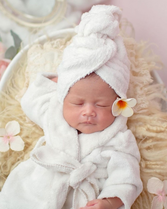8 Potret Newborn Photoshoot Anak Keempat Bebizie yang Baru Dipublish, Wajahnya Gemoy Banget!