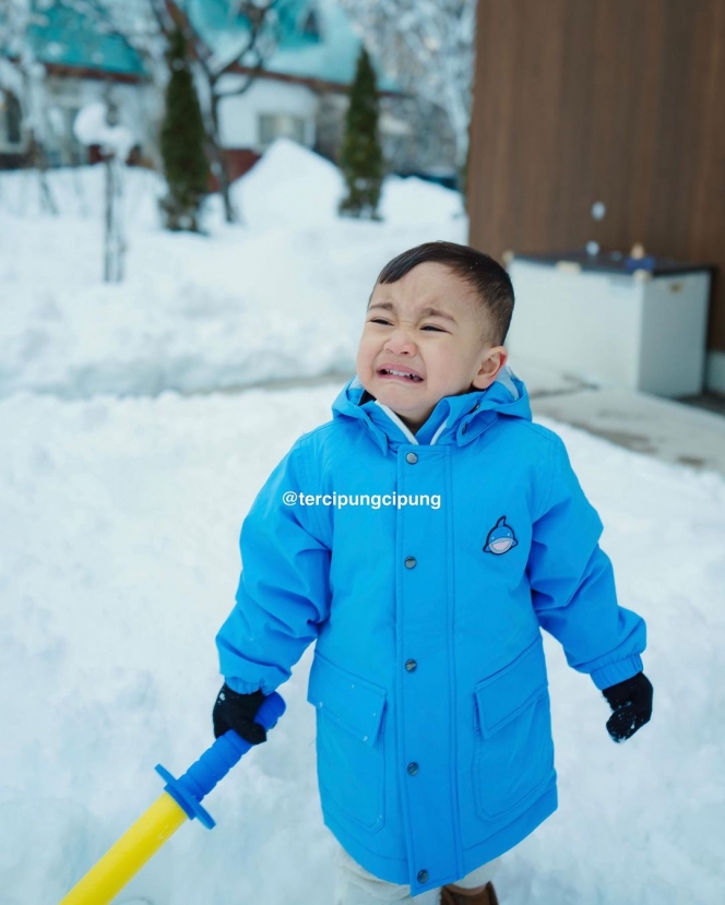 Kumpulan Ekspresi Gemas Rayyanza saat Main Salju di Jepang, Jadi Mood Booster Netizen Loh