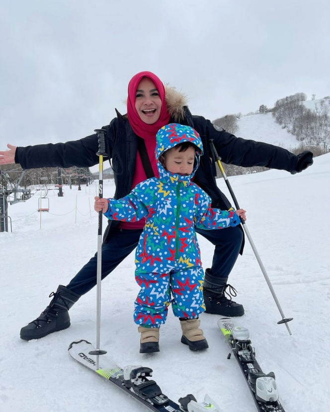Seru-Seruan Bareng Mami Rieta, Ini Potret Cipung Main Ski di Jepang