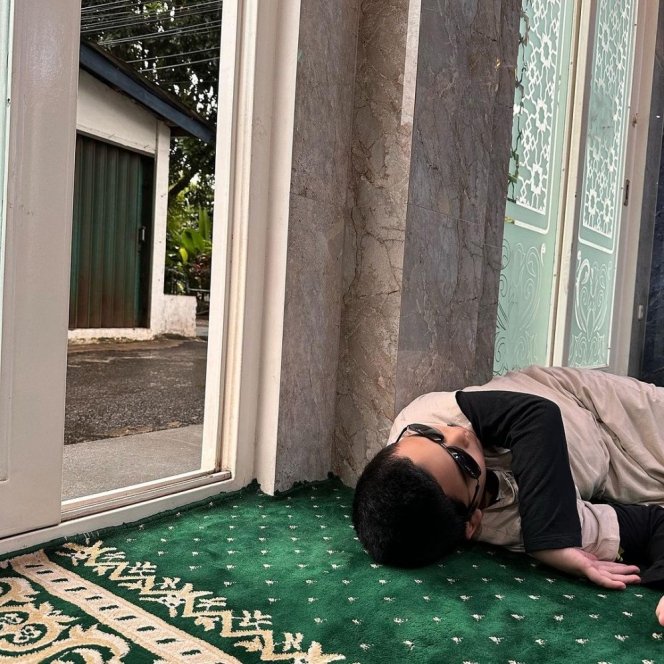 7 Potret Adam Anak Teuku Wisnu Ketahuan Tidur di Masjid Usai Salat Subuh, Ngantuk Banget Nih?