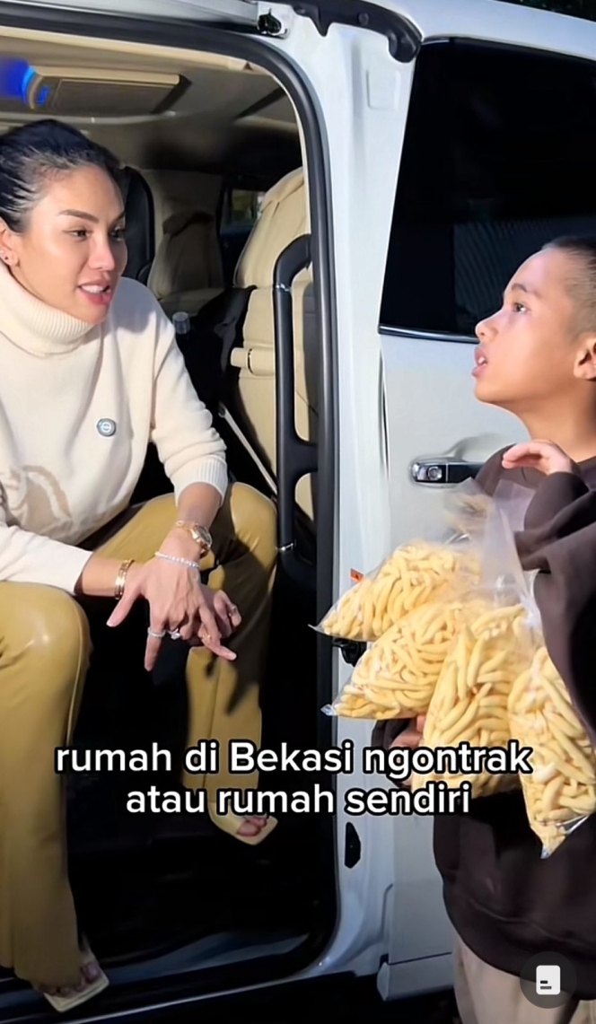 Potret Nikita Mirzani Borong Jualan Bocah Pedagang Keripik Sampai Bayari Uang Kontrakan