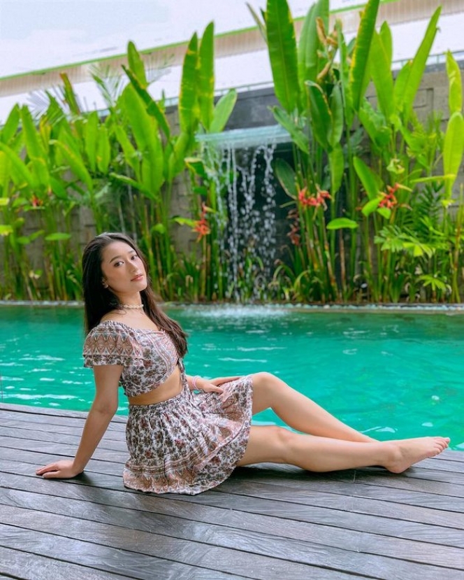 Pamer Kulit Mulus dan Body Goals di Pinggir Kolam, Ini Potret Amanda Caesa saat Nikmati Liburan di Bali