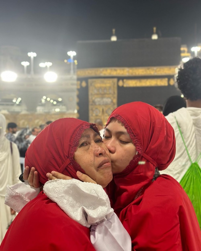 Haru, 8 Potret Rada LIDA Umroh Bareng Ibunda, Taqarrub Sebelum Berpuasa Ramadhan