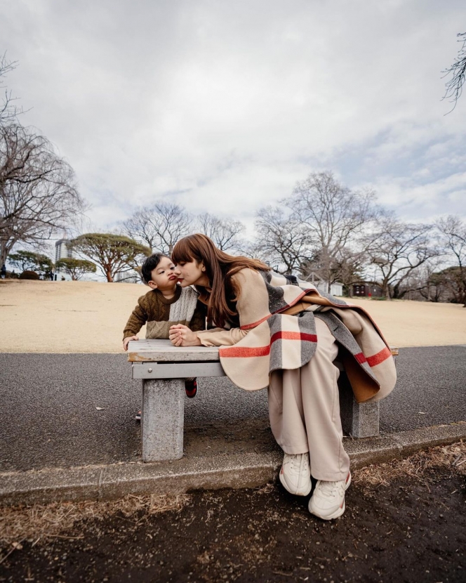 Kenakan Outfit Serba Coklat, Ini 10 Potret Pemotretan Keluarga Gilang Dirga dan Adiezty Fersa di Shinjuku Jepang