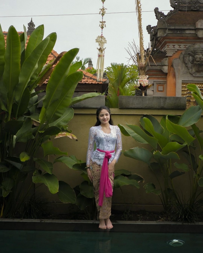 Potret Bulan Sutana Rayakan Nyepi, Cantik Pakai Kebaya Bali Bikin Salah Fokus