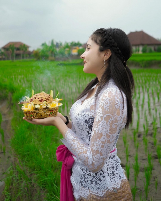 Potret Bulan Sutana Rayakan Nyepi, Cantik Pakai Kebaya Bali Bikin Salah Fokus