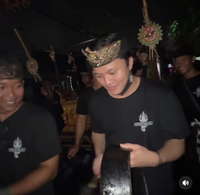Potret Rizky Febian Ikut Ngarak Ogoh-Ogoh Temani Mahalini Rayakan Nyepi di Bali