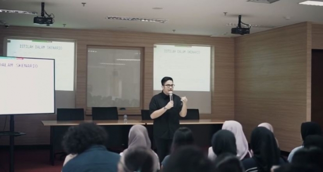 Susul Dian Sastro dan Reza Rahadian, Ini Deretan Potret Umay Shahab Jadi Dosen Tamu di Universitas Indonesia