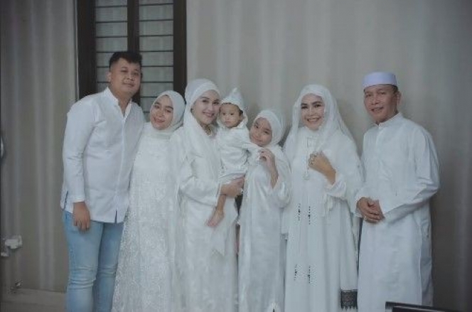 Begini Potret Ayu Ting Ting Gelar Pengajian Jelang Bulan Ramadan, Bagi-bagi Sembako ke Tetangga!