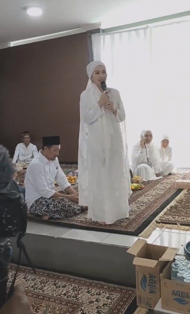 Begini Potret Ayu Ting Ting Gelar Pengajian Jelang Bulan Ramadan, Bagi-bagi Sembako ke Tetangga!