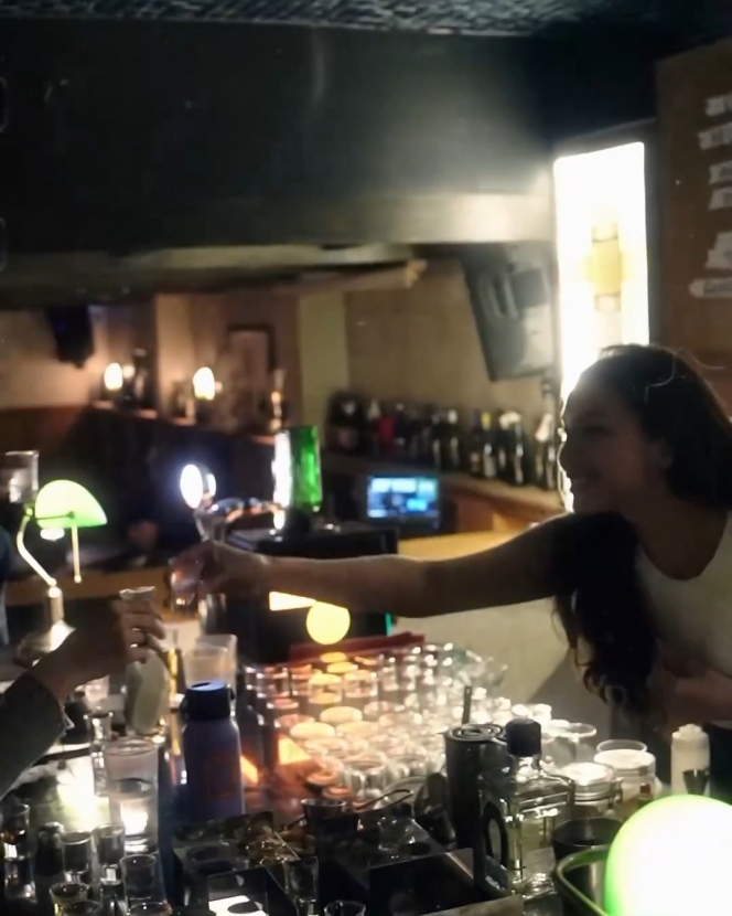 Tinggalkan Dunia Entertainment, Ini 8 Potret Terbaru Manohara yang Kini Jadi Bartender