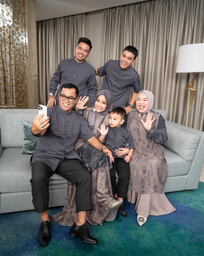8 Potret Keluarga Fuji saat Jadi Model Busana Muslim, Semuanya Pada Pinter Pose di Depan Kamera