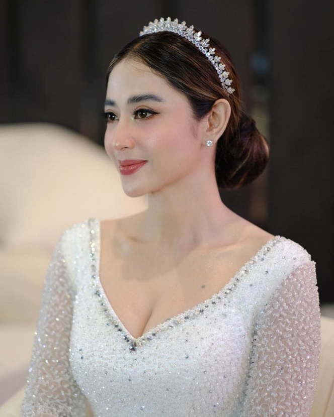 10 Potret Dewi Perssik Pakai Gaun Putih dan Mahkota, Cantiknya Bak Putri Kerjaan!