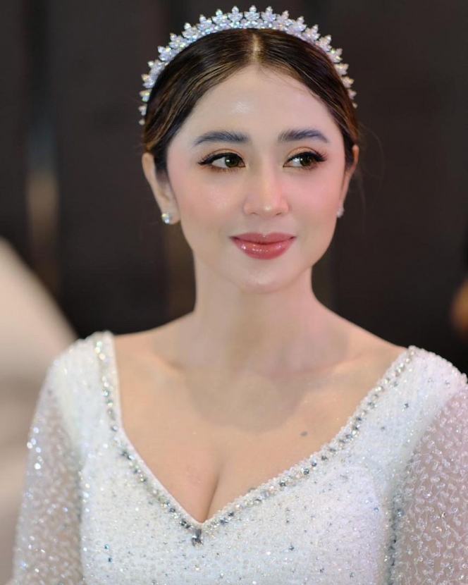 10 Potret Dewi Perssik Pakai Gaun Putih dan Mahkota, Cantiknya Bak Putri Kerjaan!