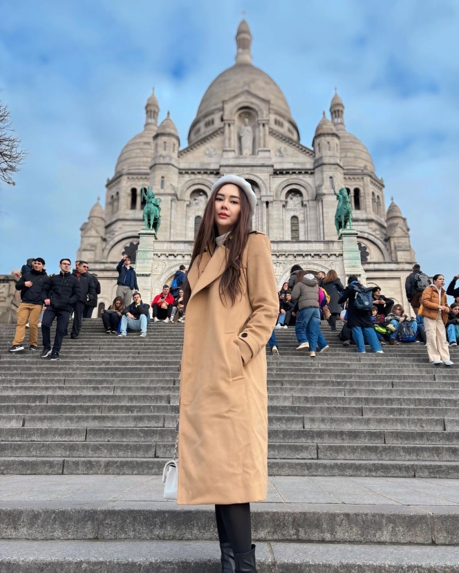 Potret Aura Kasih Liburan ke Paris, Stunning Tampil Berhijab Curi Perhatian