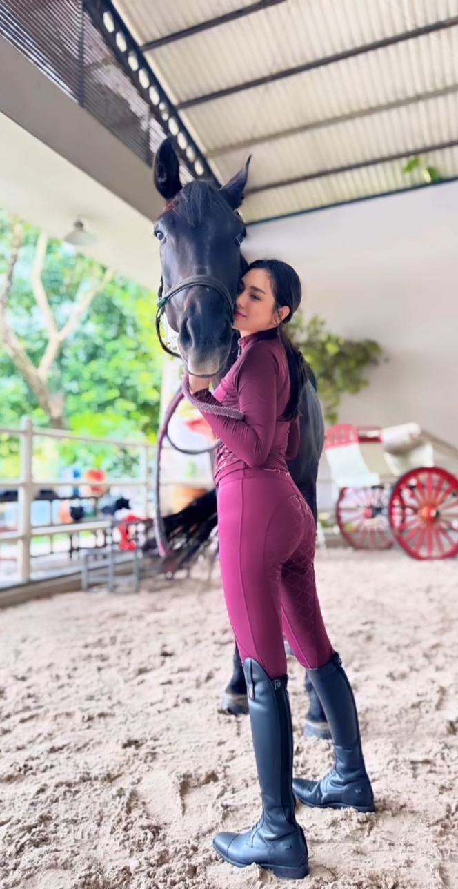 Potret Celine Evangelista yang Kini Aktif Berkuda, Lengket Banget Sama Kudanya!
