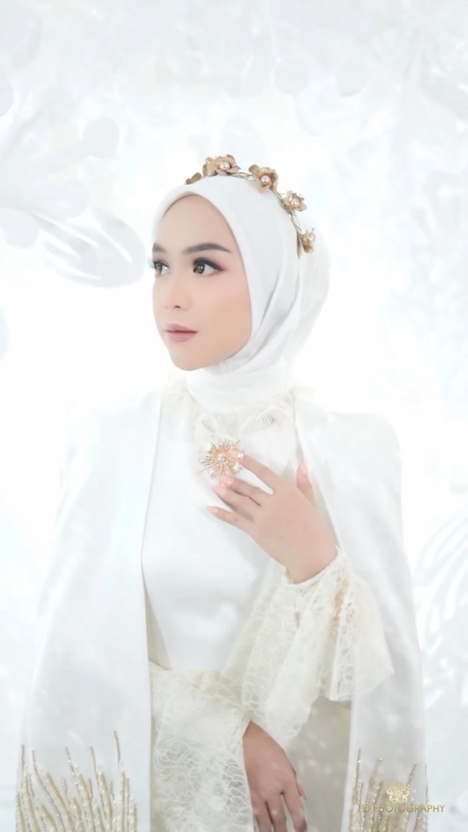 10 Pemotretan Ria Ricis Bareng Moana Pakai Gaun Putih, Ibu dan Anak Sama-sama Cantik!